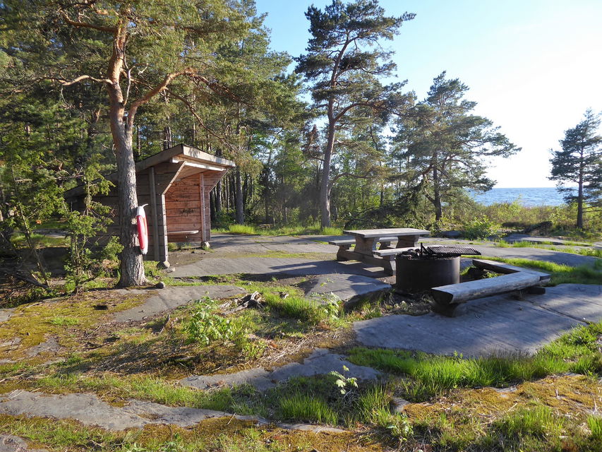 Vindskydd med eldstad på den nordvästra delen av Store holme