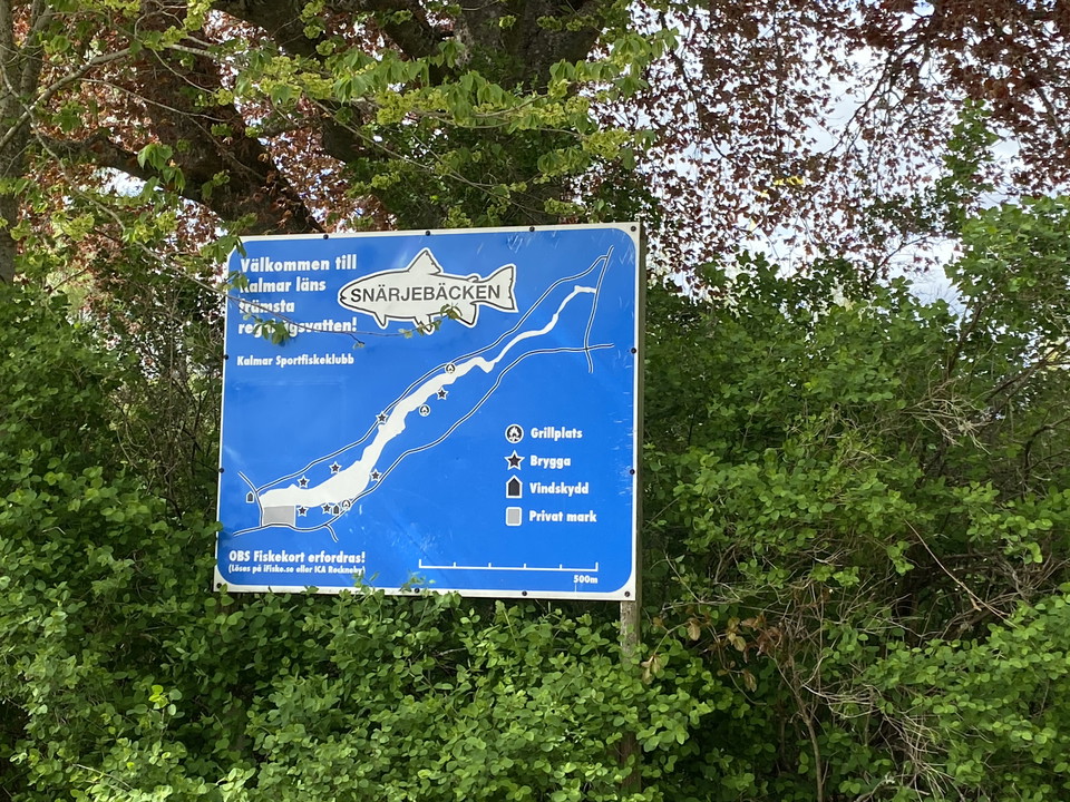 Informationsskylt över fiske i Snärjebäcken