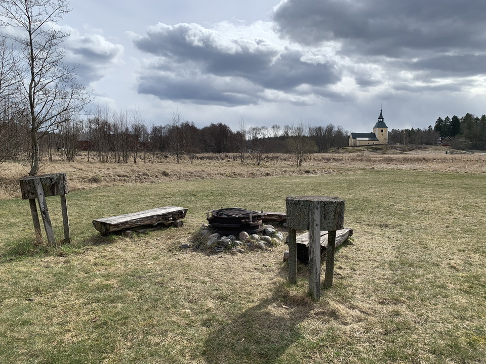 Två bänkar med grill i mitten. 