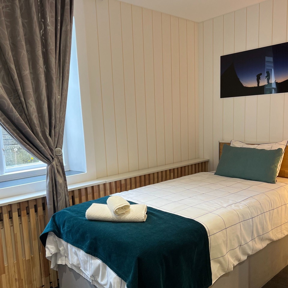 Munkfors hotel – bäddad enkelsäng i hotellrum.