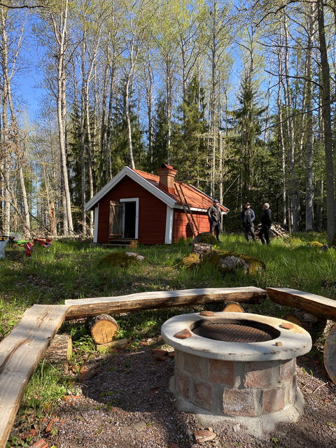 Grillplats med raststugan i bakgrunden
