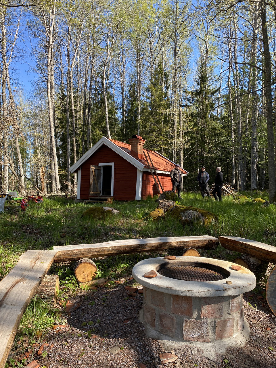Grillplats med raststugan i bakgrunden