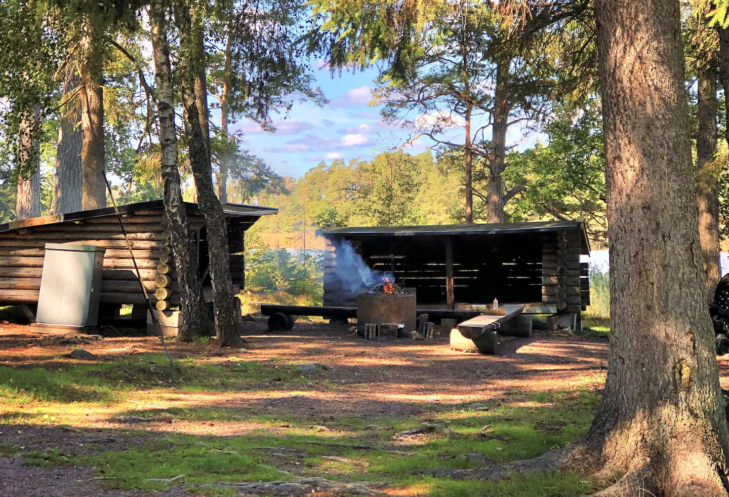 Grillplats och vindskydd i området