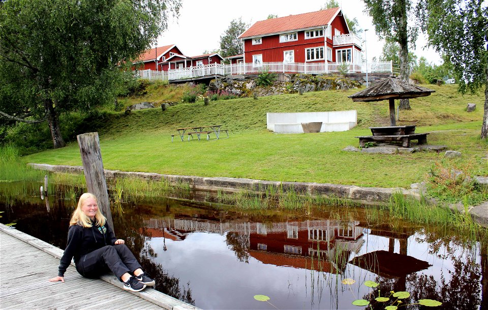 Frida på bryggan vid Turistgården i Töcksfors