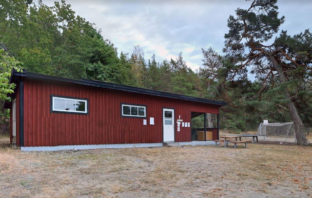 Loppisboa, Hasselö