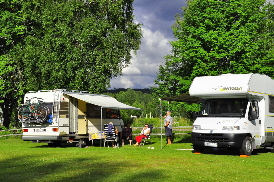 Uppställda husvagnar på Byns Camping