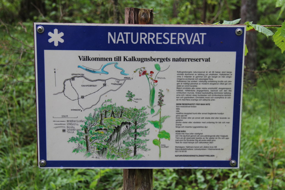Informationstavla över naturreservatet.