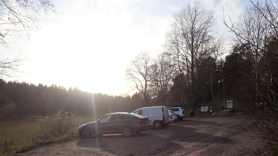 Parkering vid Långängens gård. Foto Lidingö stad