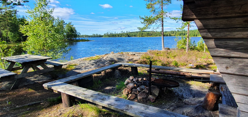 Vindskydd vid sjö.
