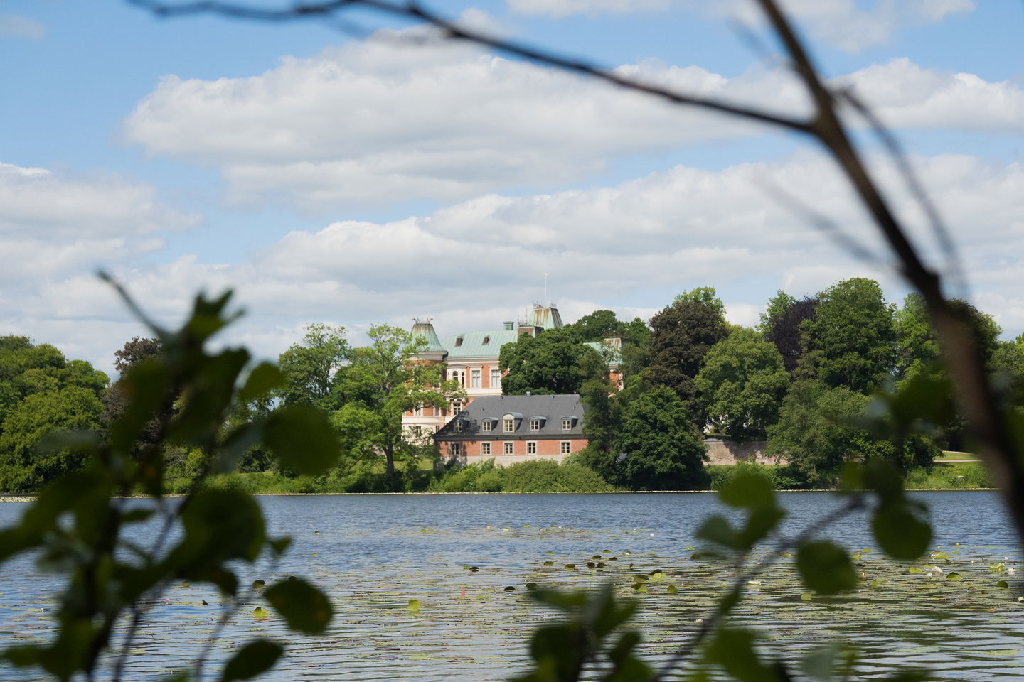 Häckeberga slott med Häckebergasjön i förgrunden