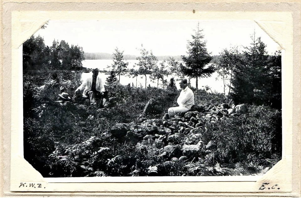 Besök vid stenåldersgraven 1930