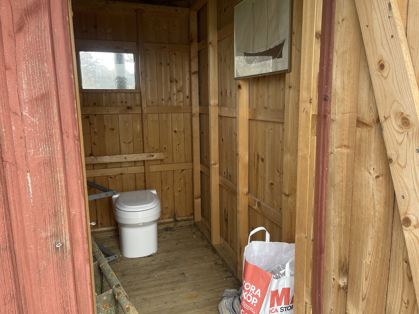 Toalett i träskjul.