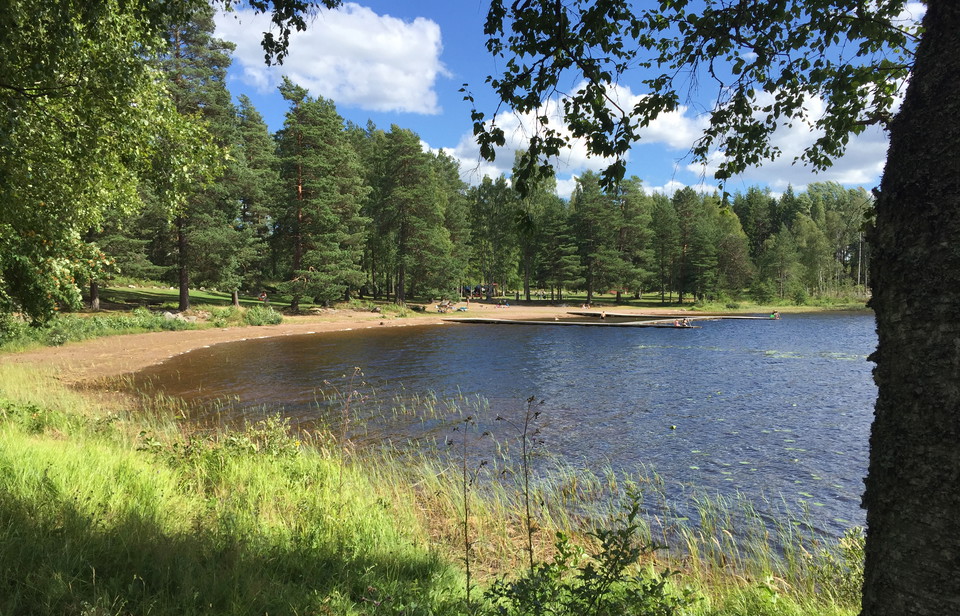 Sjön med badplats.