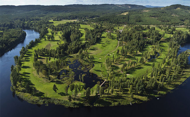 Golfbana omfamnad av Västerdalälven