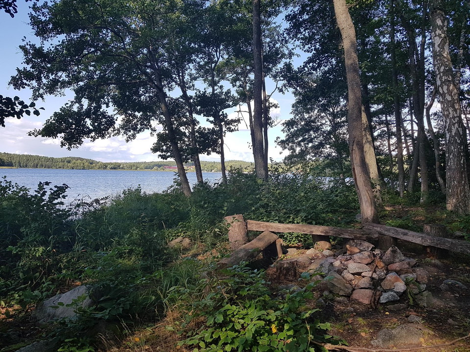 Grillplatsen med utsikt över Mälaren och Sättra Gård.