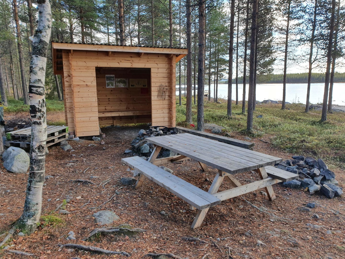 bänkbord, vindskydd vid eldplats