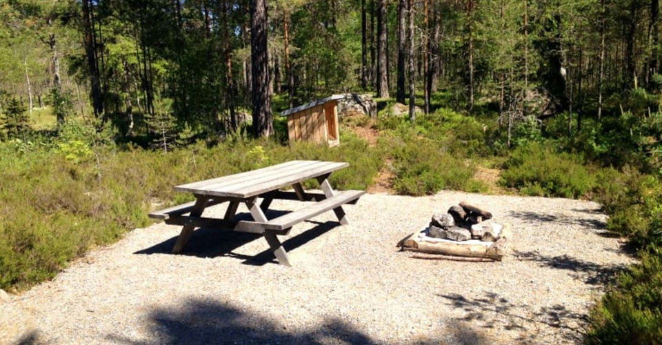 Rastplats vid entrén till Kärnskogsmossens naturreservat
Tjällmo
Motala