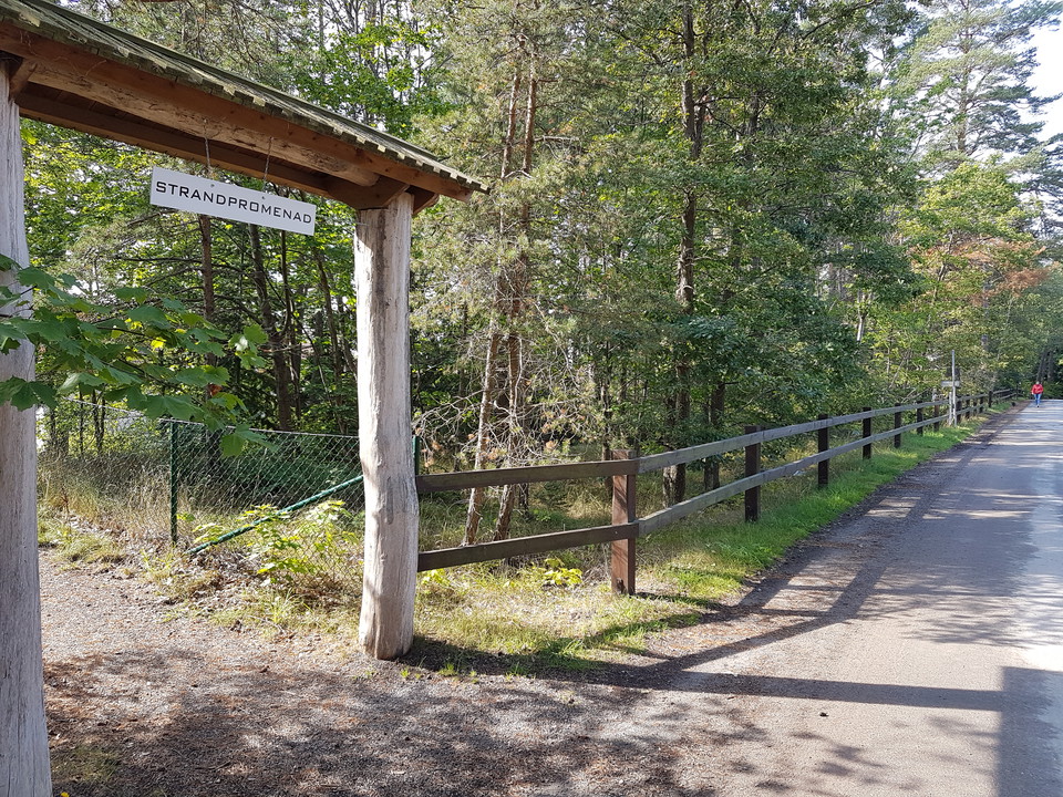 Till strandstigen från Elfviks Uddväg. Foto Lidingö stad.