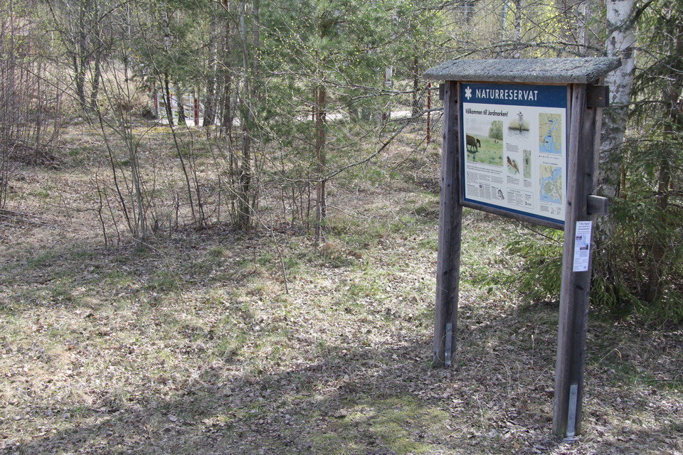 Informationstavla över naturreservatet.