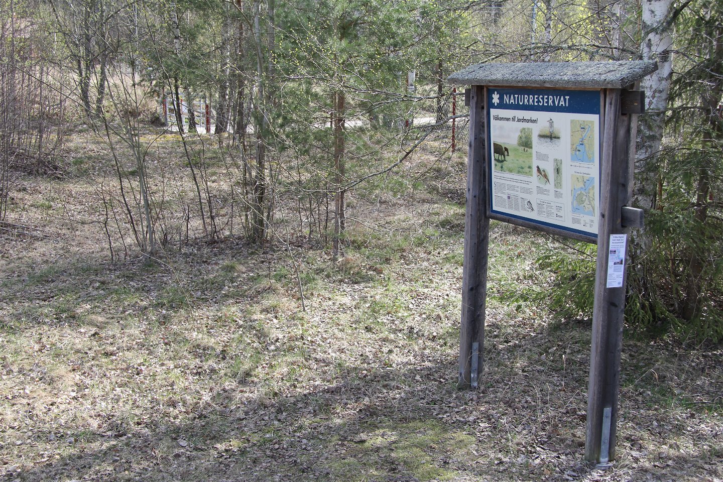 Informationstavla över naturreservatet.