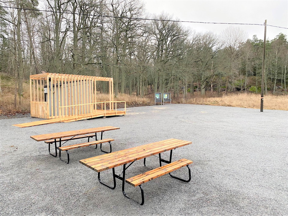 Bänkbord och torrdass. Foto: Mats Larshagen.