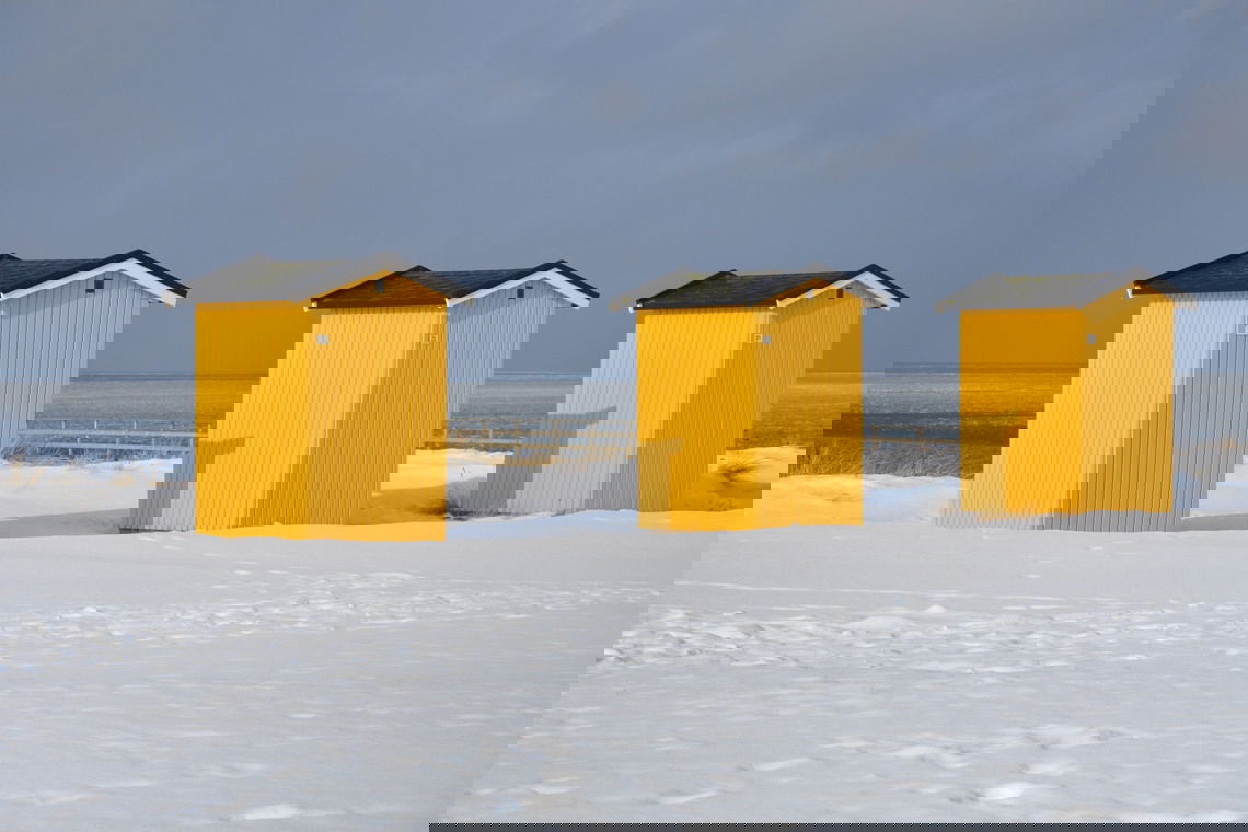 Strandhytter vid Vikens havsbad.