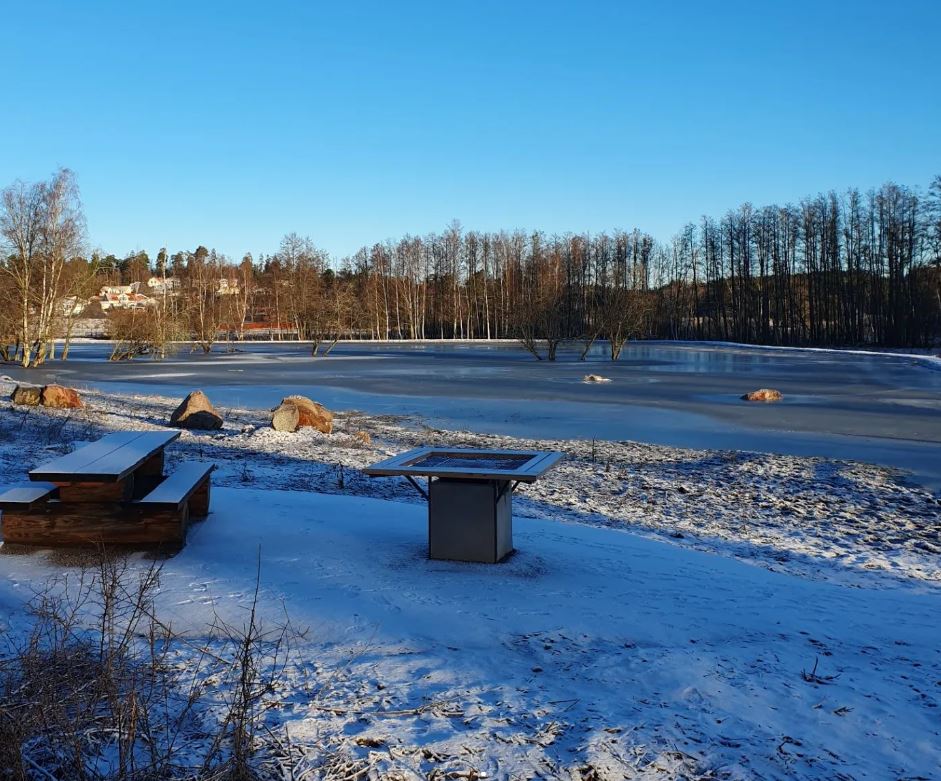 Den tillgänglighetsanpassade grillplatsen.
