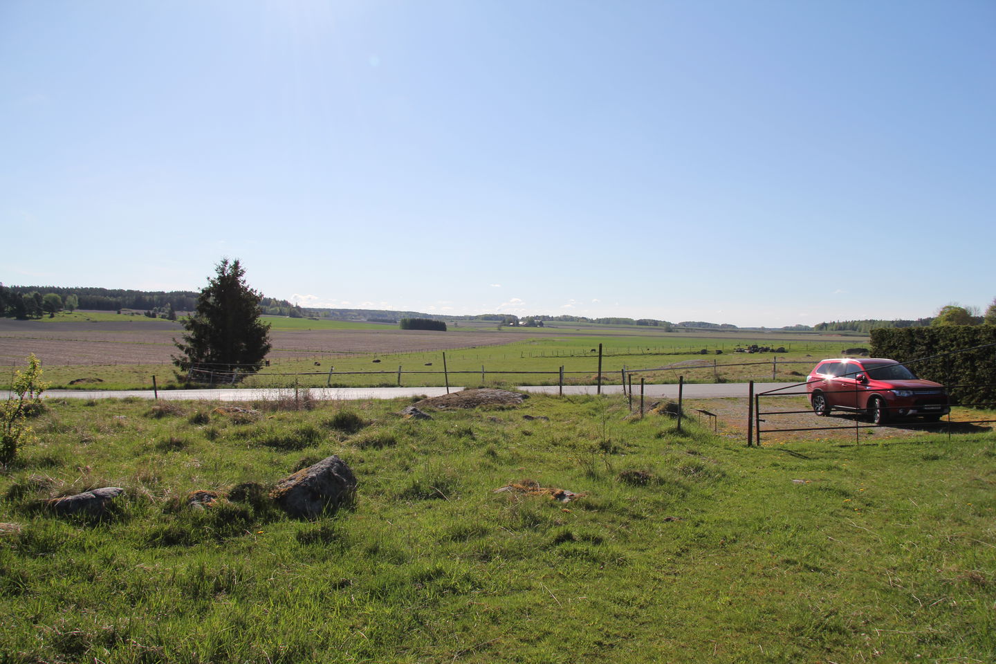 Längs vägen finns en ficka där 2-3 bilar kan parkera samtidigt.