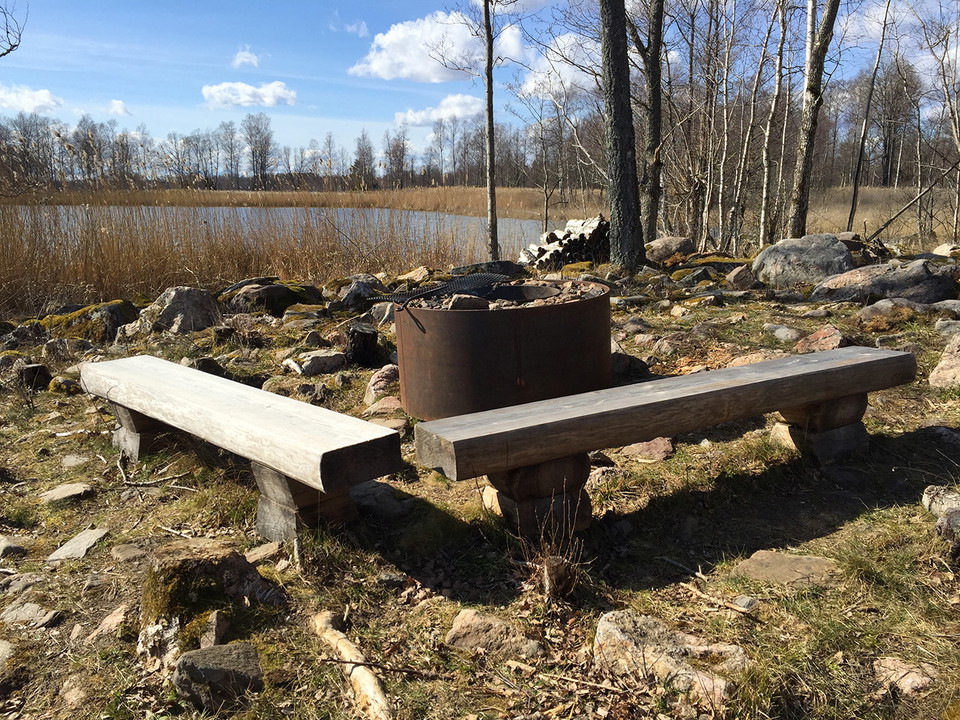 Grillstad med två träbänkar bredvid.