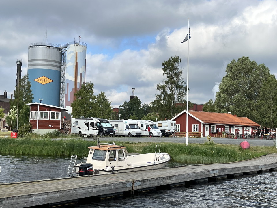 Vy mot ställplatser och Café Fyren