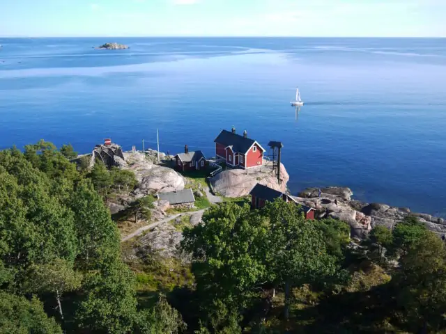 Dramatiska klippor och dolda bunkrar i Femöre