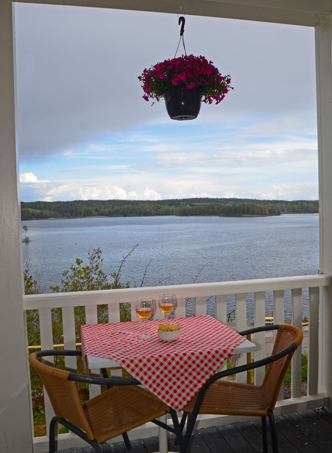 Blick över sjön från balkongen