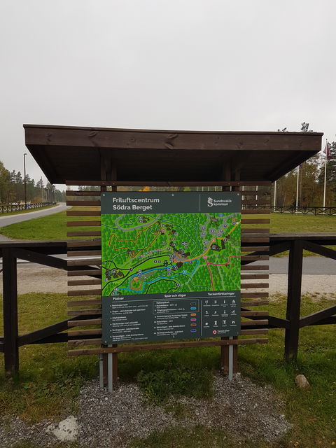 Informationstavla över Friluftscentrum Södra bergets närområde