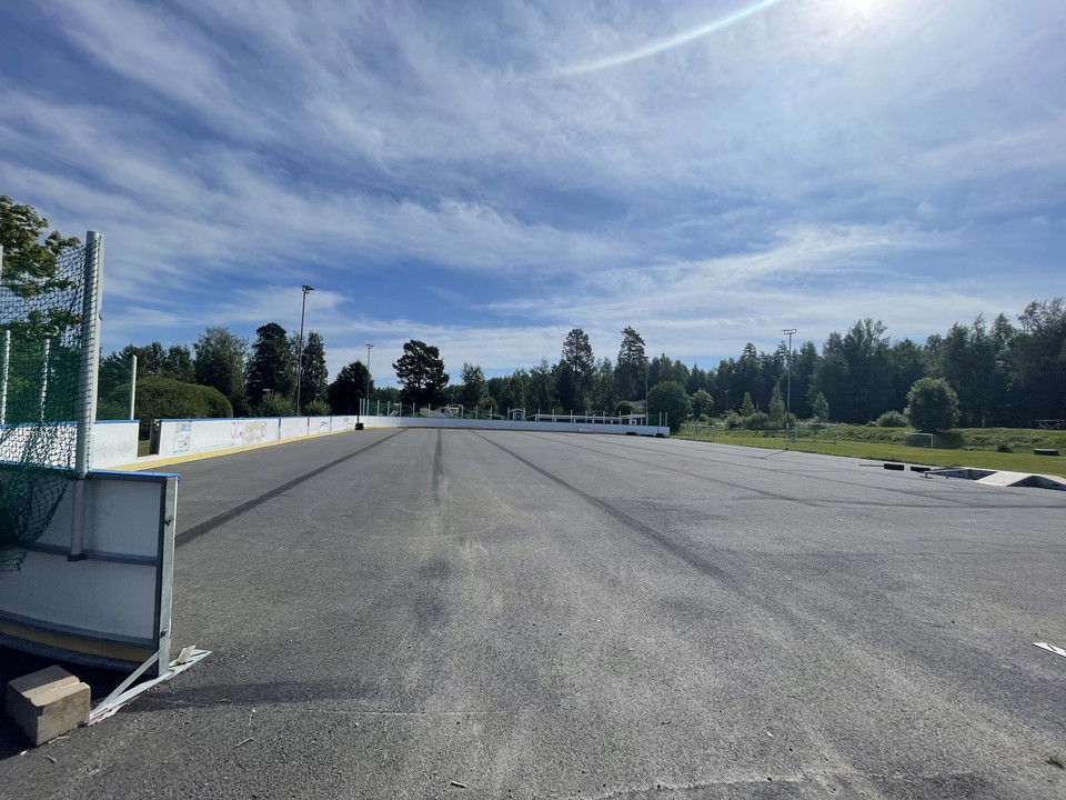 Asfalterad hockeyrink