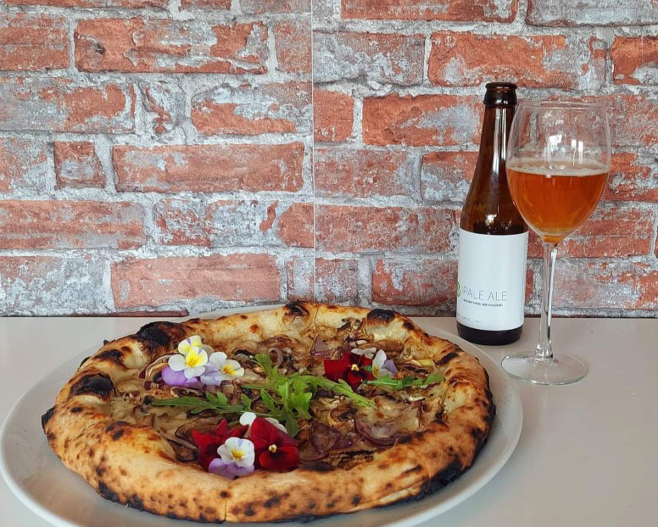 Pizza och en flaska öl