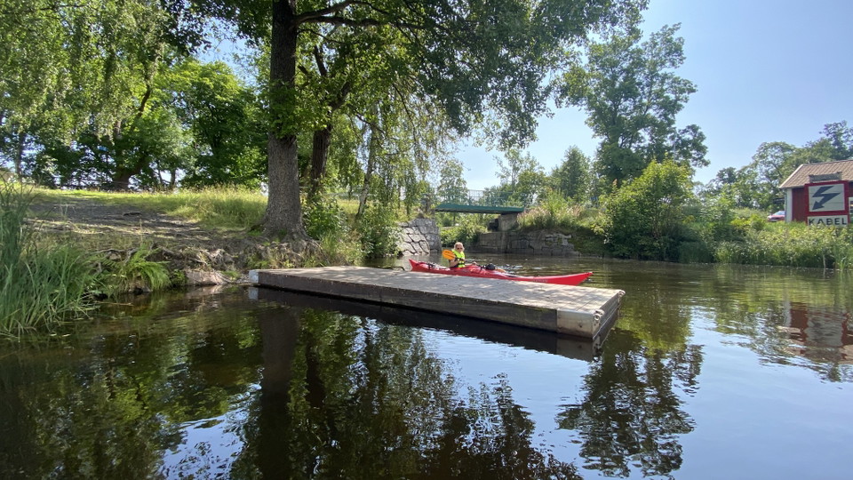 Upptagningsbryggan på vänster sida i kanalen