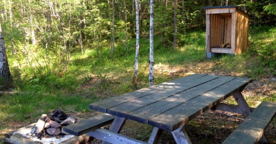 Rastplats vid Gällsjön i Kärnskogsmossens naturreservat
Etapp: Kärnskogamossen-Skönnarboleden, rundslinga Kärnskogsmossenjällmo
Motala