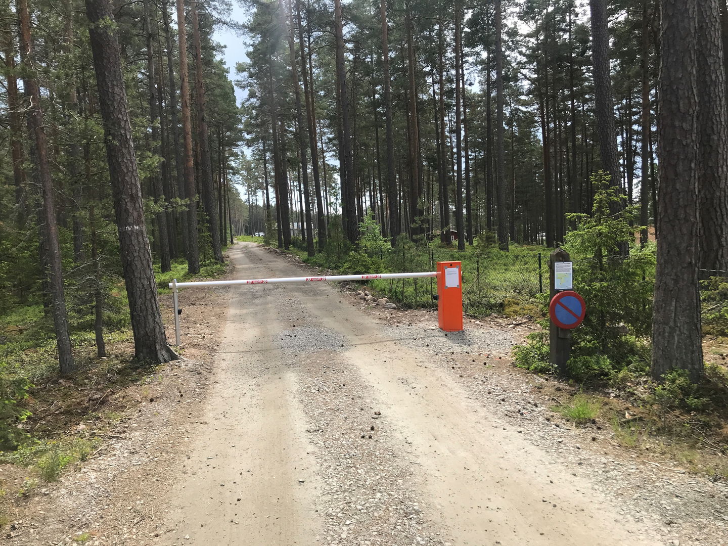 Vägbom med kodlås (väg mot Arnäs udde)