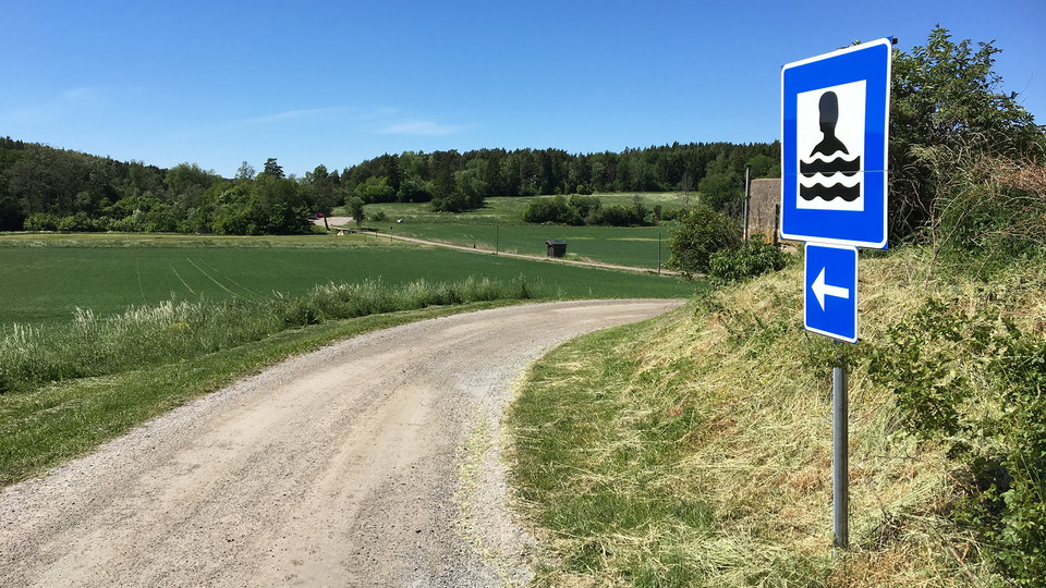 En badskylt vid en landsväg.