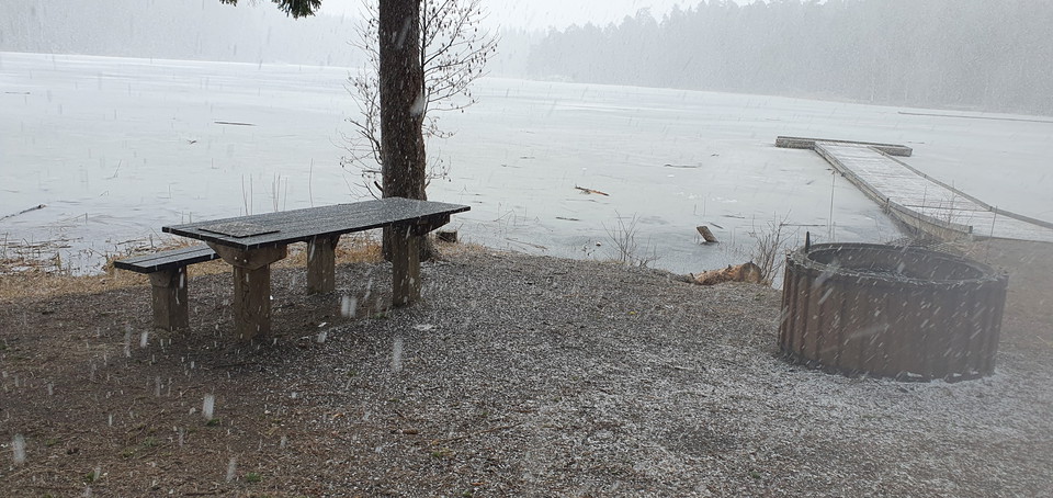 Grillplatsen vid västra delen av sjön.