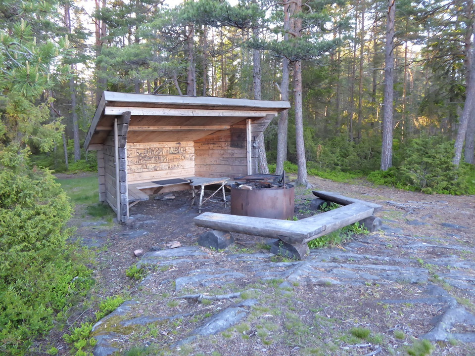 Vindskydd med eldstad Bränneholme
