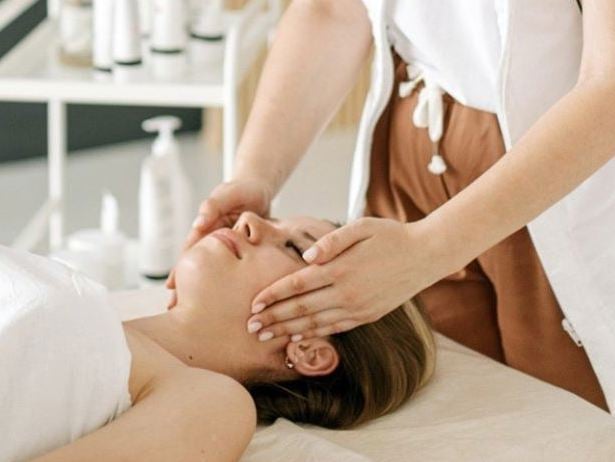 En person som får massage.