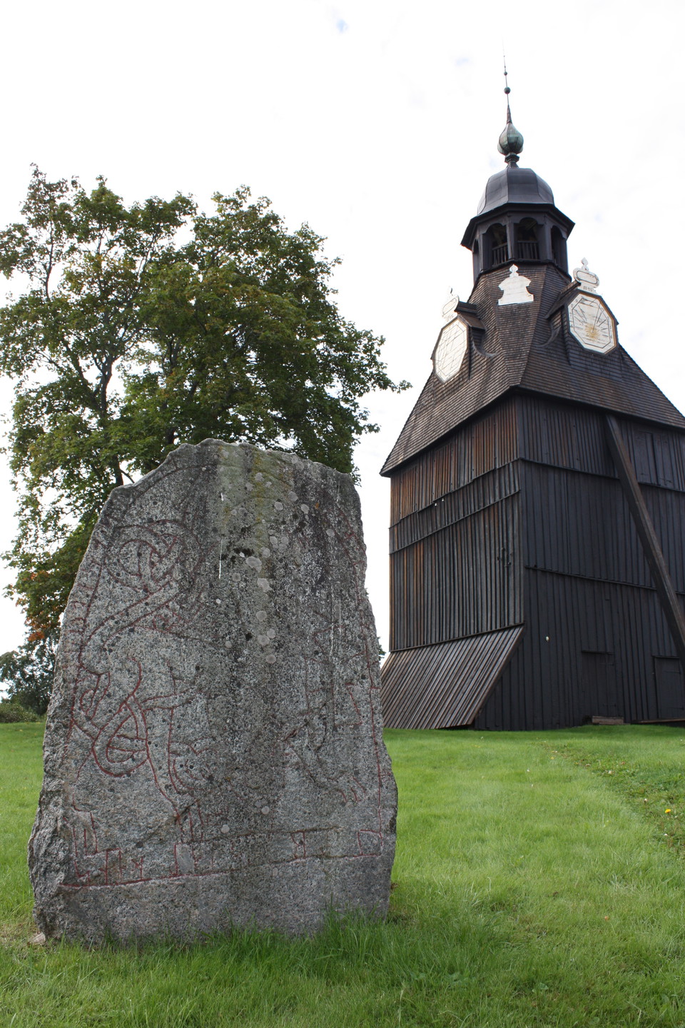 Runsten vid Veckholms kyrka.