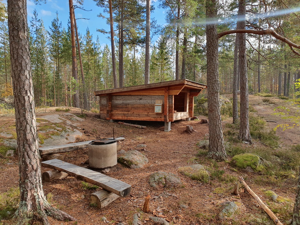 Vindskydd och eldstad vid Lilla Kullgölen