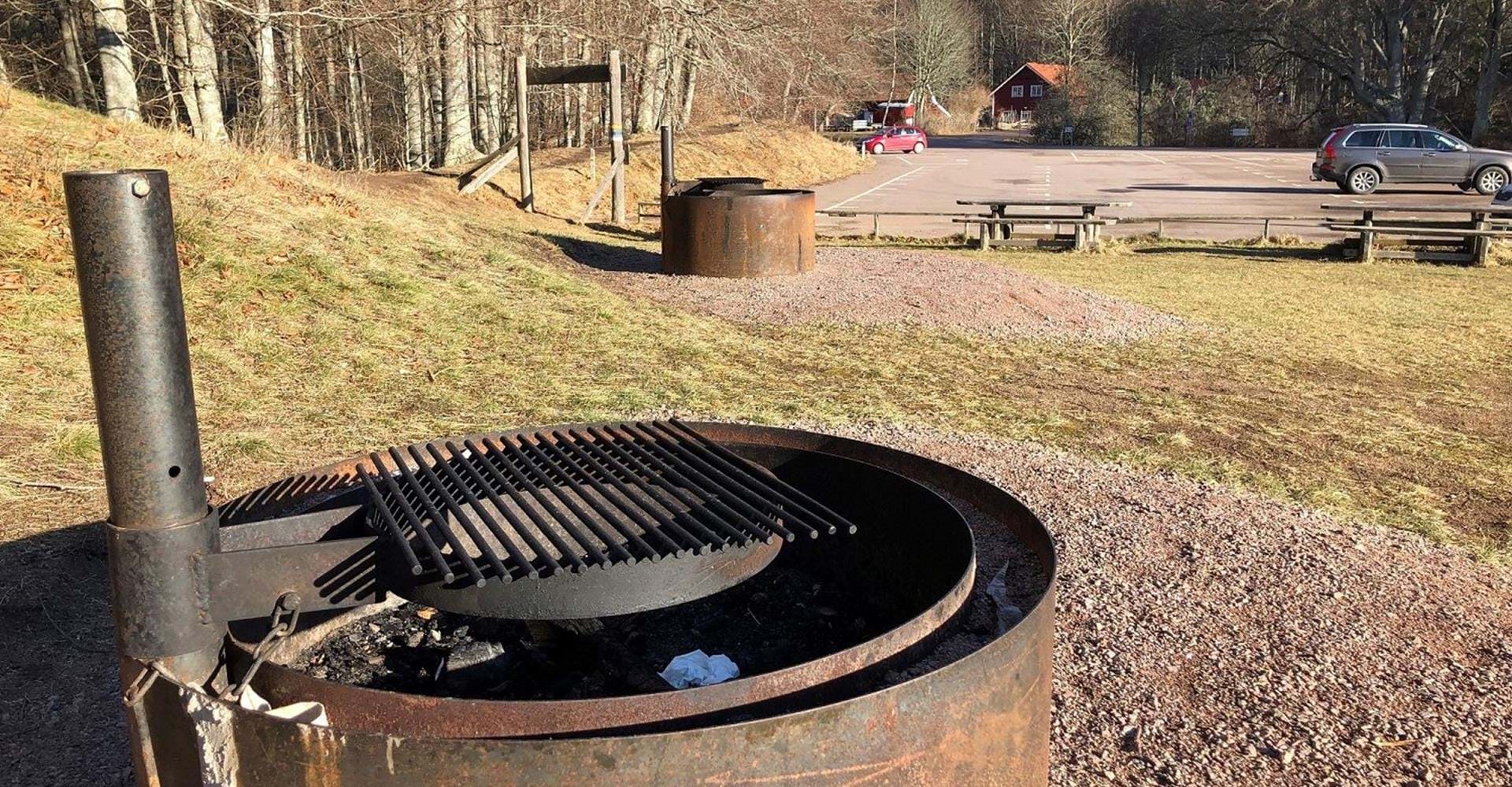 Grillplats och bänkbord vid parkeringen Stocklycke, Omberg.
Etapp: Ödeshög-Stocklycke, Stocklycke-Borghamn.
Ödeshög