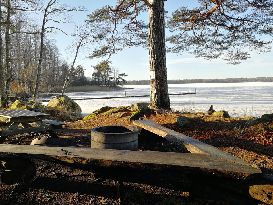 Två eldstäder på plats