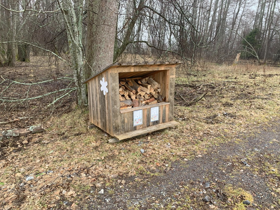 Vedförråd vid strandängarna i Sandemars naturreservat.