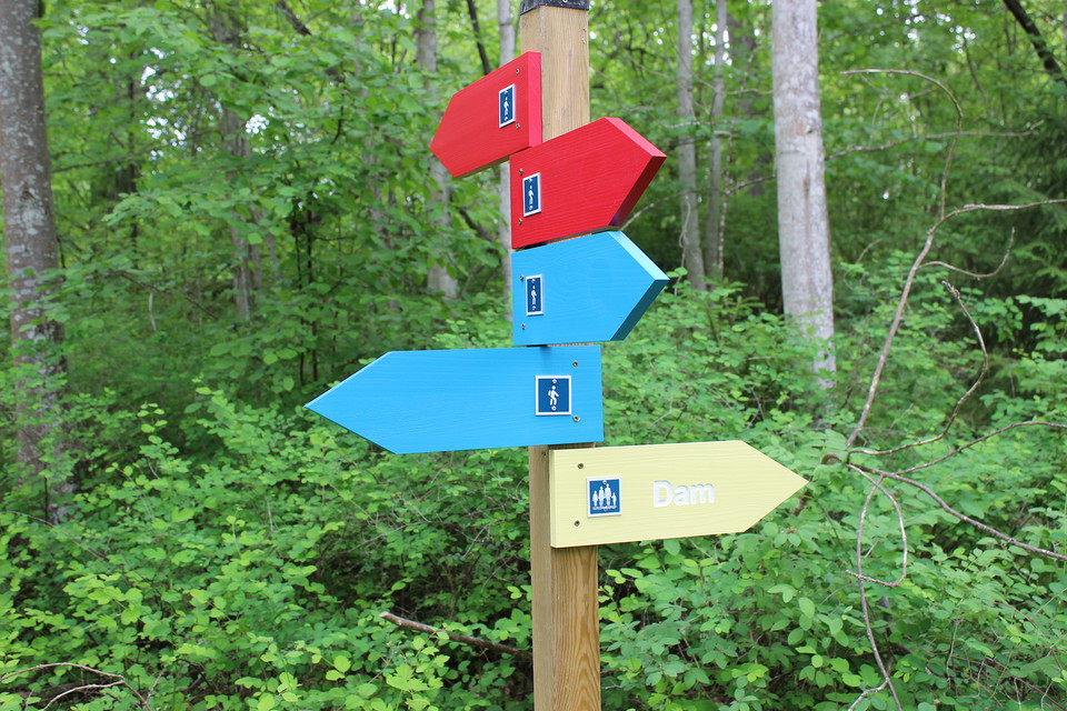 Ledmarkeringar med pilar på Östra holmen.