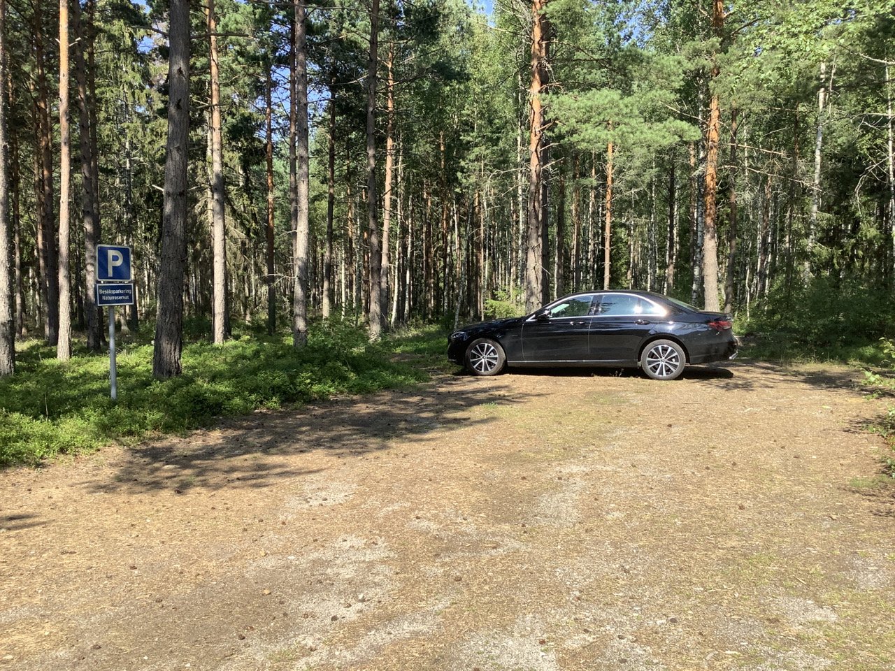 The visitor parking lot at Adelsö Sättra nature reserve.