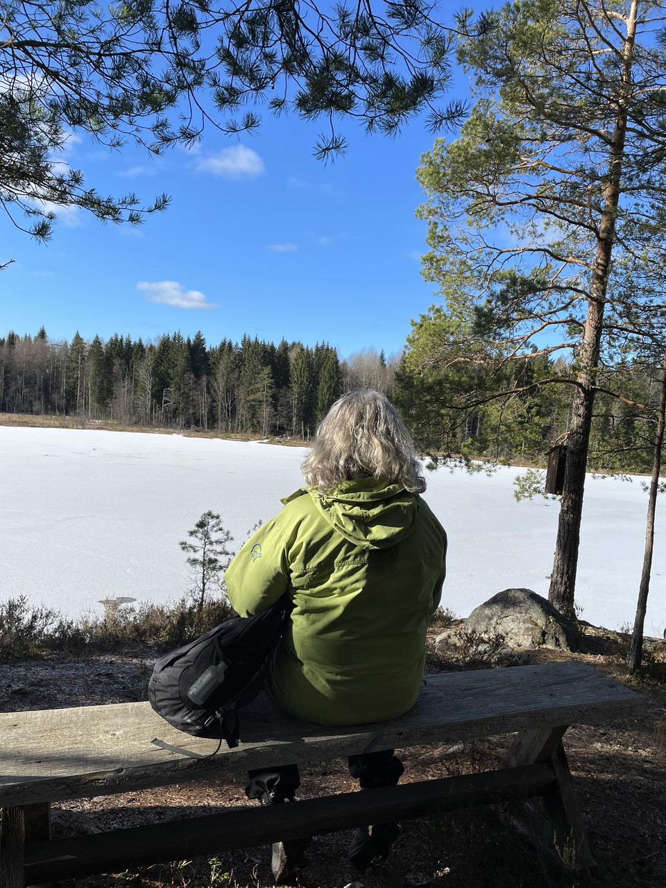 Person som sitter på en bänk